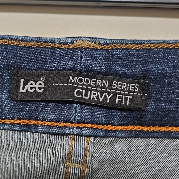 Lee Women's Jeans 10 Medium Blue Bermuda Curvy Fit Mordern Fit 0557 - Picture 8 of 13